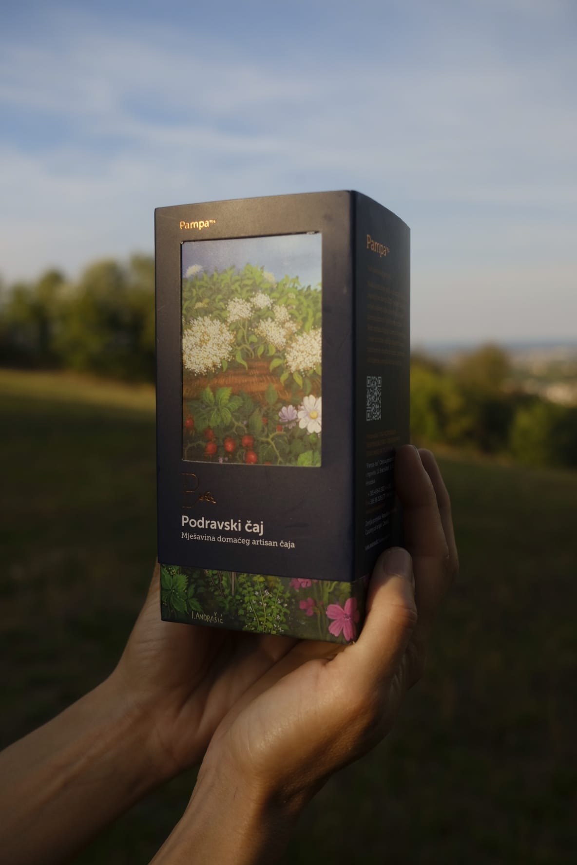 Podravski čaj Pampa-tea u rukama na otvorenom