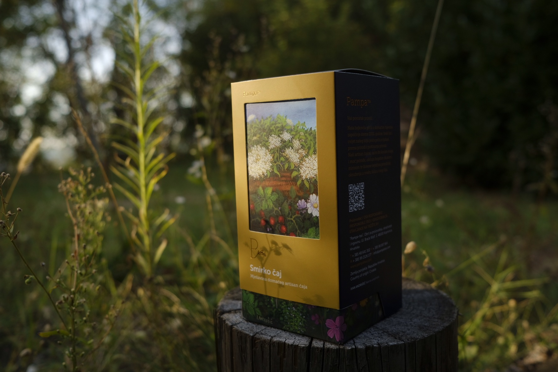 Smirko čaj Pampa-tea na drvenom panju u prirodi